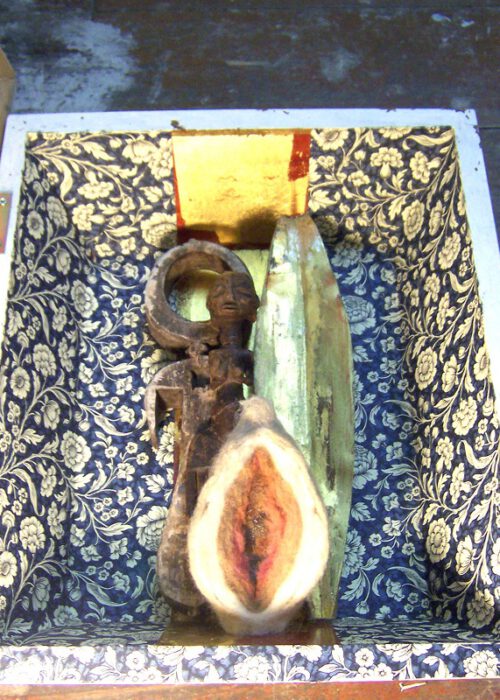Vor-Ahnung. Assemblage Objekt Gedankensetzkasten Schublade Filzobjekt Blattgold afrikanische Figuren (2)